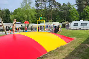 Camping De Zeven Geitjes - Lufttrampolin für Kinder auf dem Campingplatz