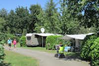 Camping De Zeven Heuveltjes - Spazierweg neben den Wohnwagenstellplätzen