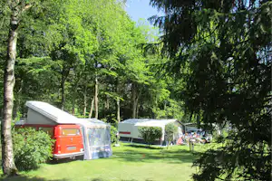 Camping De Zeven Heuveltjes - schattiger Wohnmobilstellplatz im Grünen auf dem Campingplatz