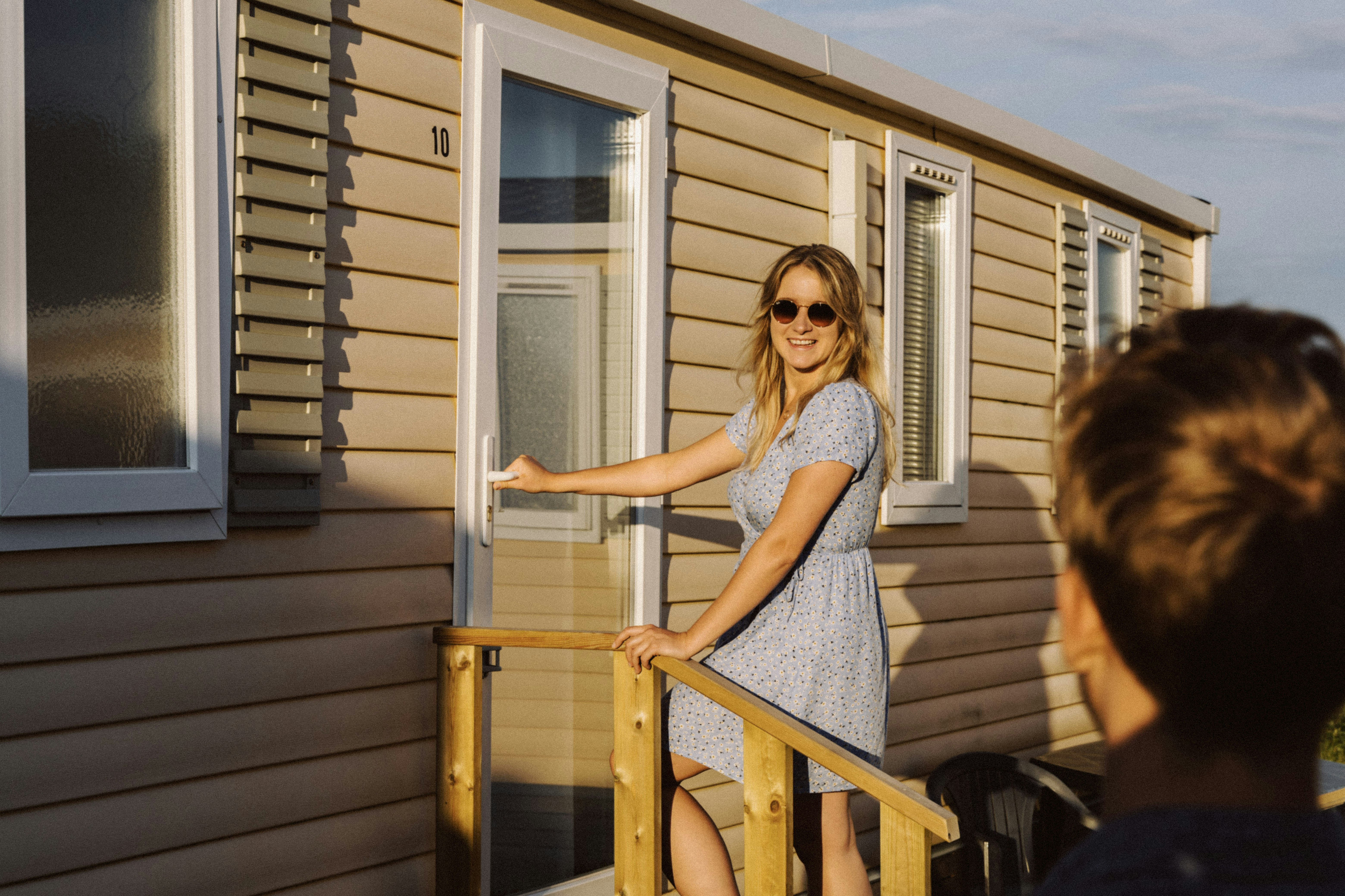 Strandcamping Zuidduinen  - Camperin vor ihrem Mobilheim