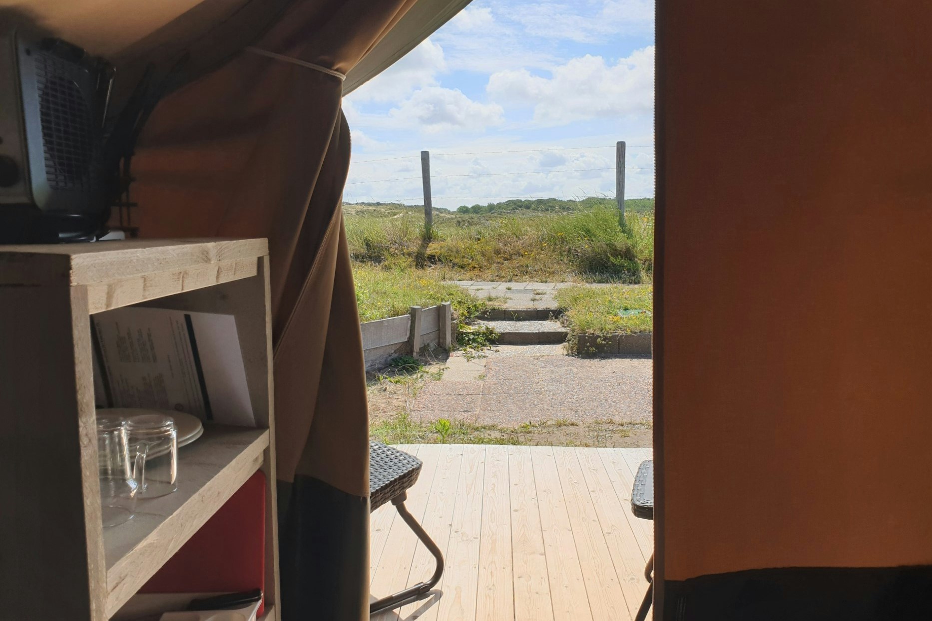 Strandcamping Zuidduinen - Aussicht von der Terrasse eines Glamping-Zeltes