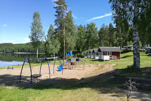Camping Degernäs- Mobilheime mit Terrasse und Spielplätze mit Blick auf den See