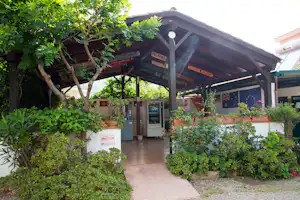 Camping degli Ulivi - Gebäude mit Veranda im Grünen auf dem Campingplatz in der Nähe von Palermo