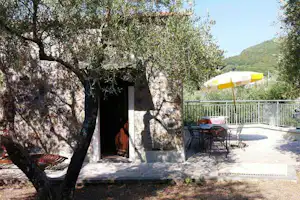 Camping degli Ulivi - Steinbungalow mit Terrasse auf dem Campingplatz