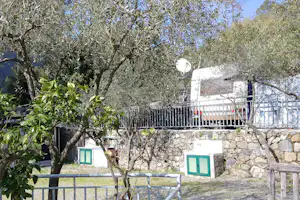 Camping degli Ulivi - Wohnwagen auf einem erhöhten Stellplatz