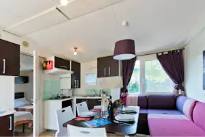 Camping Del Garda - Kochnische und Sofaecke mit weiteren Sitzgelegenheiten