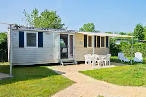 Camping Del Garda - Mobilheim mit überdachter Terrasse auf dem Campingplatz