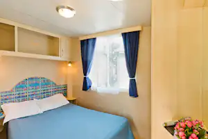 Camping Del Garda - Schlafzimmer eines Mobilheims