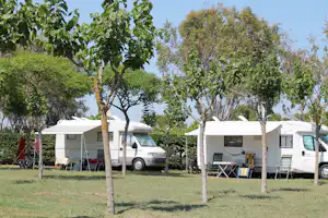 Camping Del Mar - Wohnmobilstellplätze im Grünen auf dem Campingplatz