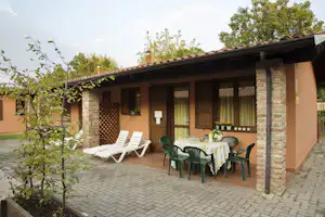 Camping Del Sole - Bungalow auf dem Campingplatz mit überdachter Terrasse