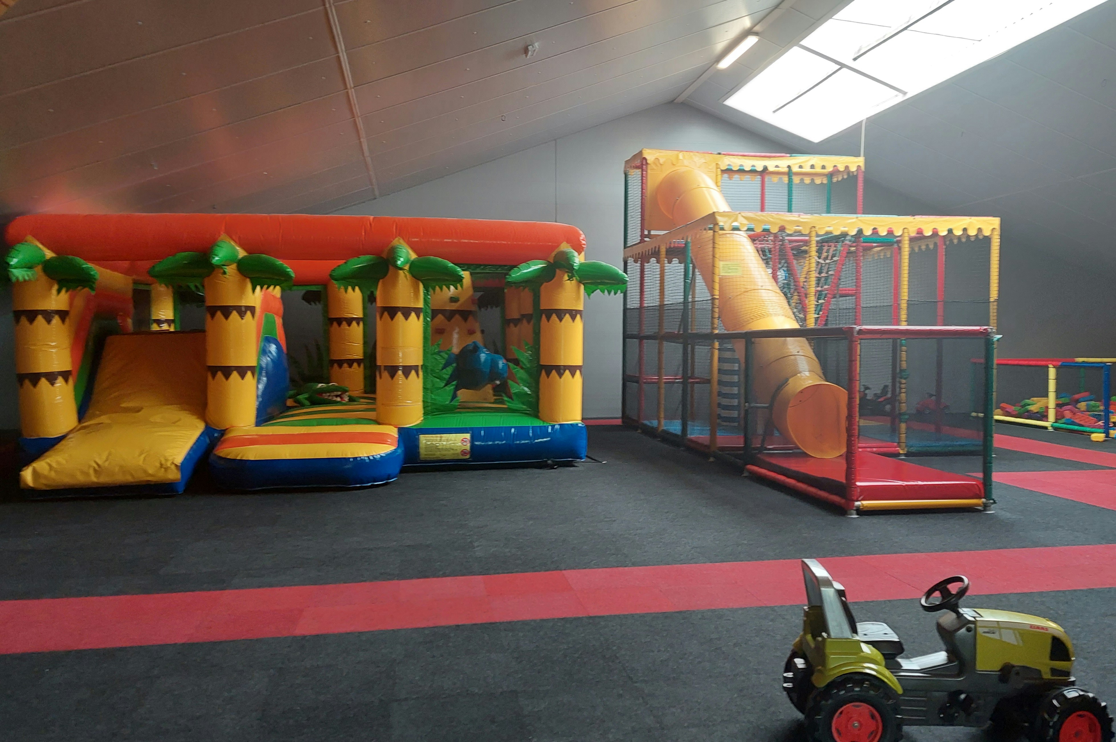 Camping D'Elf Ieken - Indoor-Spielplatz mit Hüpfburgen auf dem Campingplatz