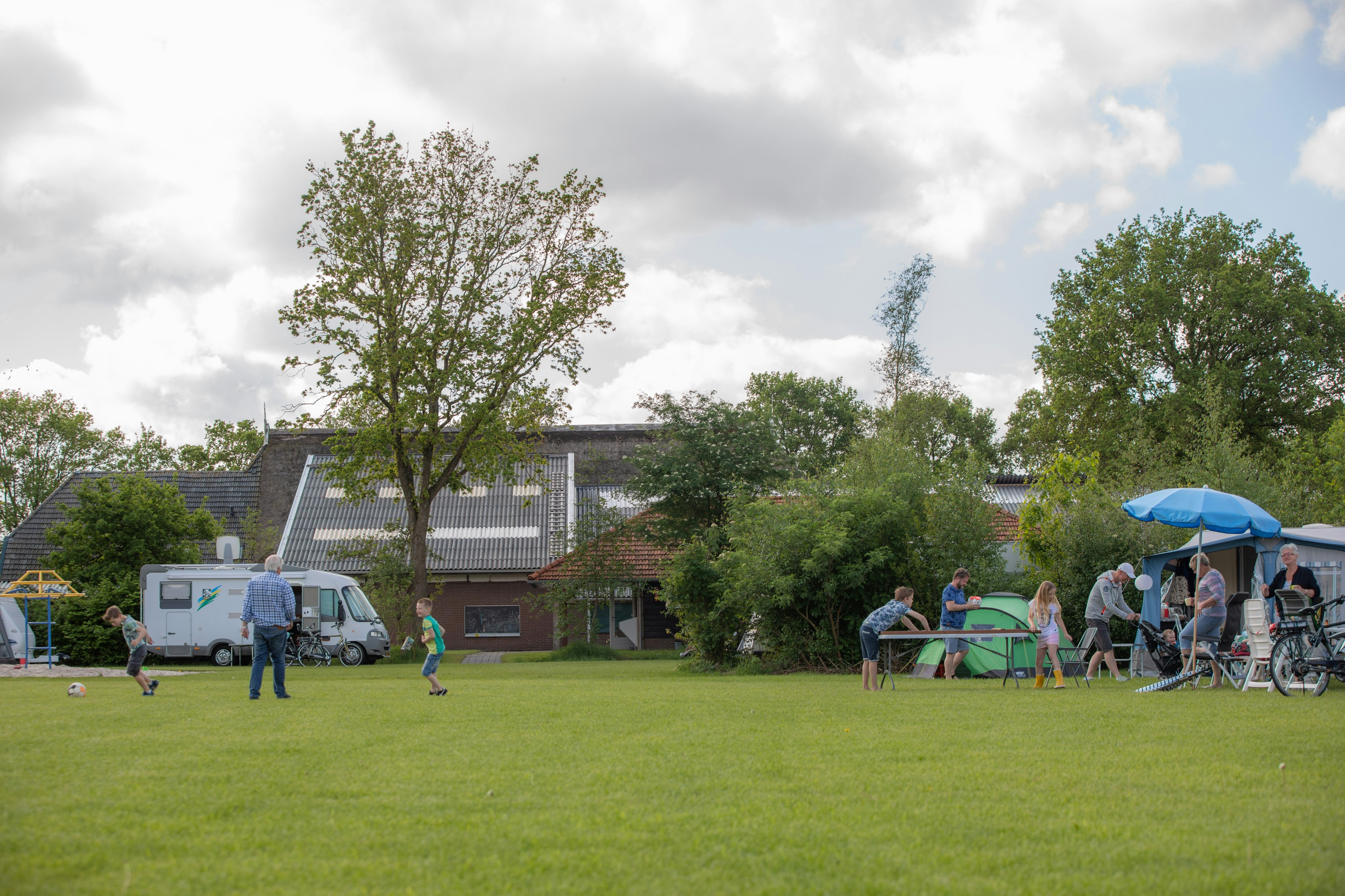 Camping D'Elf Ieken - Standplätze auf der Wiese auf dem Campingplatz