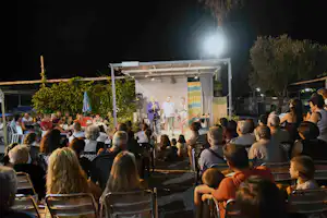 Camping Delfino - Musikgruppe spielt für die Camper bei Nacht