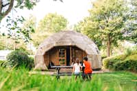 Camping Delftse Hout -  Mietunterkunft mit Terrasse und Sitzbereich