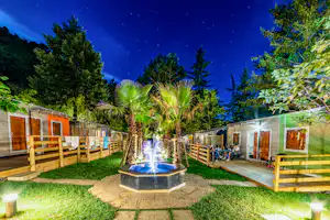 Camping Delle Rose - Mobilheimbereich in der Nacht auf dem Campingplatz