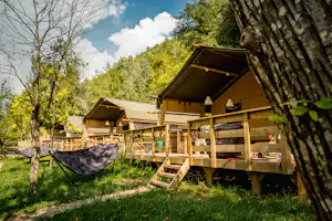 Camping Delle Rose - Safari-Zelte mit Hängematten auf dem Campingplatz