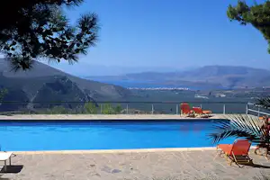 Camping Delphi - Pool mit Liegestühlen auf dem Campingplatz