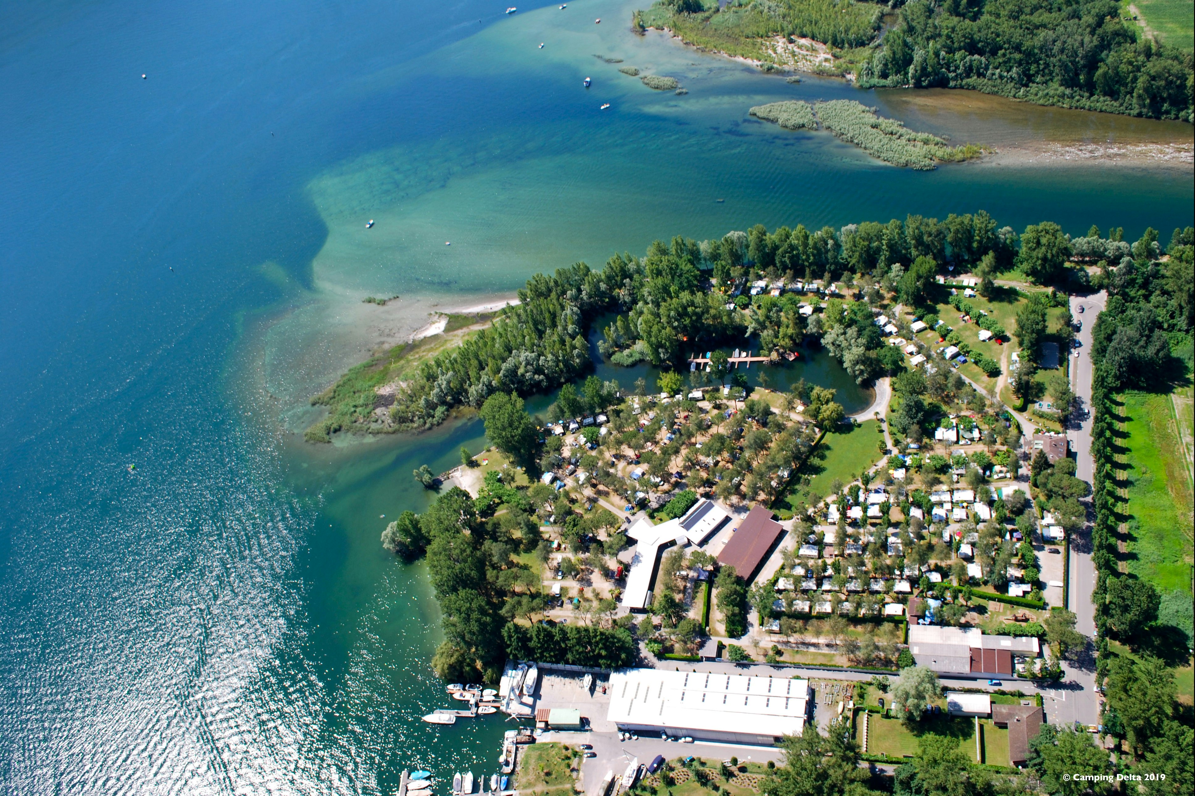 Camping Delta  - Campingplatz am Wasser aus der Vogelperspektive