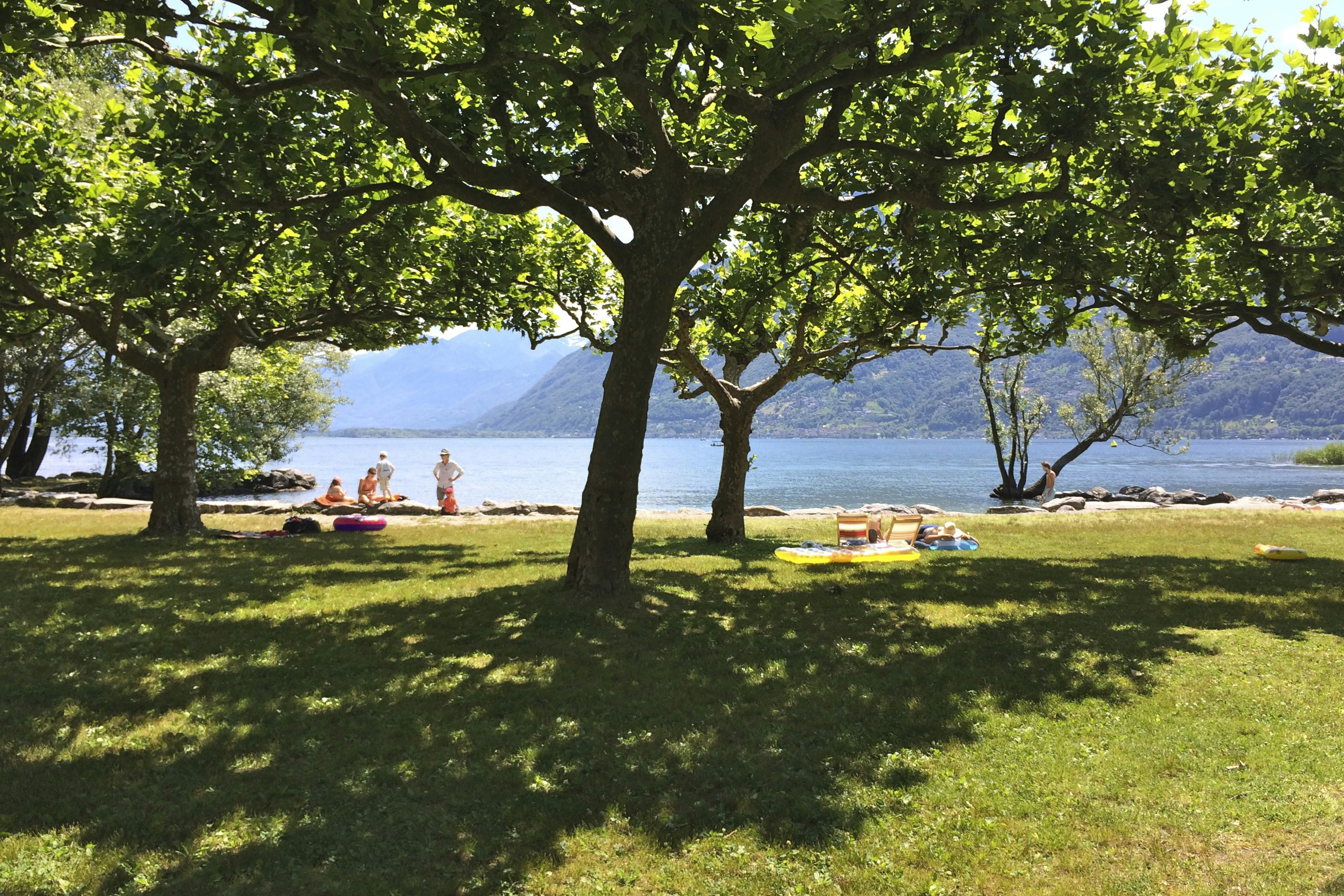 Camping Delta - Liegewiese am Badestrand