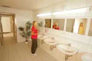 Camping Demmelhof - Camper im Sanitärbereich vom Campingplatz