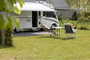Camping Den Blanken - Gäste beim Entspannen auf dem Campingplatz