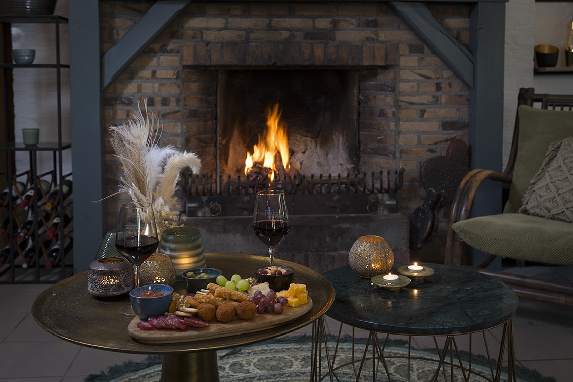 Camping Den Inkel - Lounge mit Kamin auf dem Campingplatz