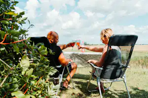Camping Den Molinshoeve - Camper genießen ein Getränk auf dem Campingplatz