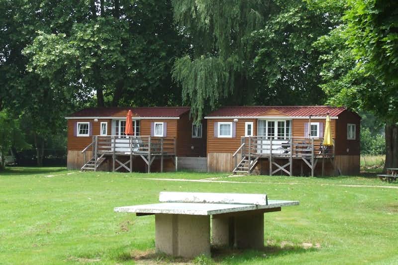 Camping Des 2 Rives - Mobilheime und Tischtennisplatte auf dem Campingplatz