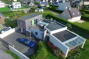 Camping des Abers - Mobilheim vom Campingplatz mit Parkplatz, Dachterrasse und Garten aus der Vogelperspektive
