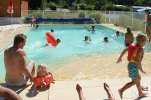 Camping des Alouettes - Badegäste am Swimmingpool des Campingplatzes
