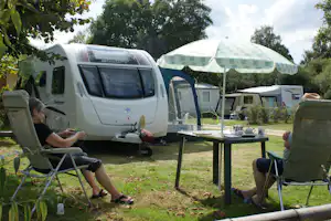 Camping des Alouettes - Camper sitzen neben ihrem Wohnwagen