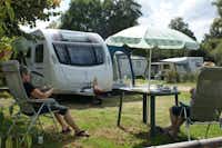 Camping des Alouettes - Camper sitzen neben ihrem Wohnwagen