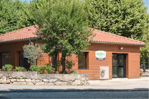 Camping des Barolles - Außenansicht des Sanitärgebäudes