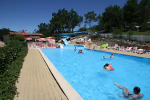 Camping Des Bastides - Poolbereich mit Wasserrutsche