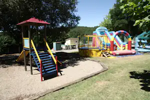 Camping Des Bastides - Spielplatz mit Trampolin und Hüpfburg vom Campingplatz