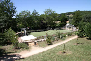 Camping Des Bastides - Volleyball-, Basketball- und Fußballfeld, Tennisplatz auf dem Campingplatz