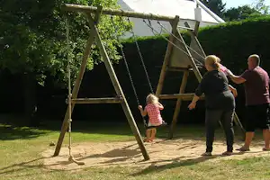 Camping Des Chaumières - Spielplatz mit Schaukel und Kindern