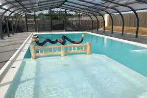 Camping Des Chênes Verts - Überdachter Pool auf dem Campingplatz
