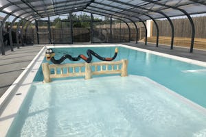 Camping Des Chênes Verts - Überdachter Pool auf dem Campingplatz