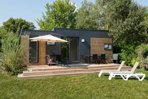 Camping des Chèvrefeuilles - Mobilheim mit Veranda, Grill und Liegestühlen