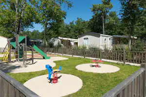 Camping des Chèvrefeuilles - Kinderspielplatz auf dem Campingplatz