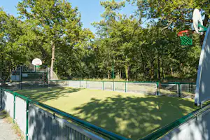 Camping des Chèvrefeuilles - Multisportfeld mit Korb
