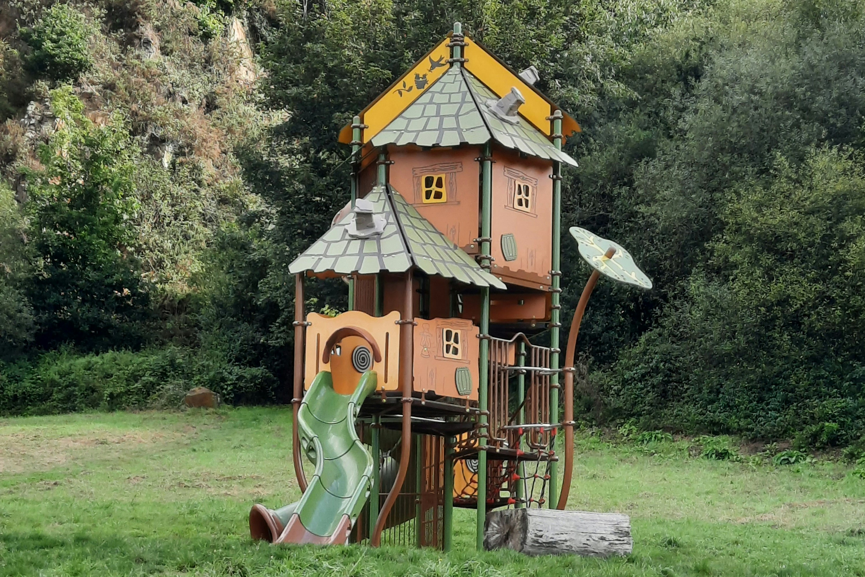 Camping des Deux Rives - Klettergerüst auf dem Campingplatz