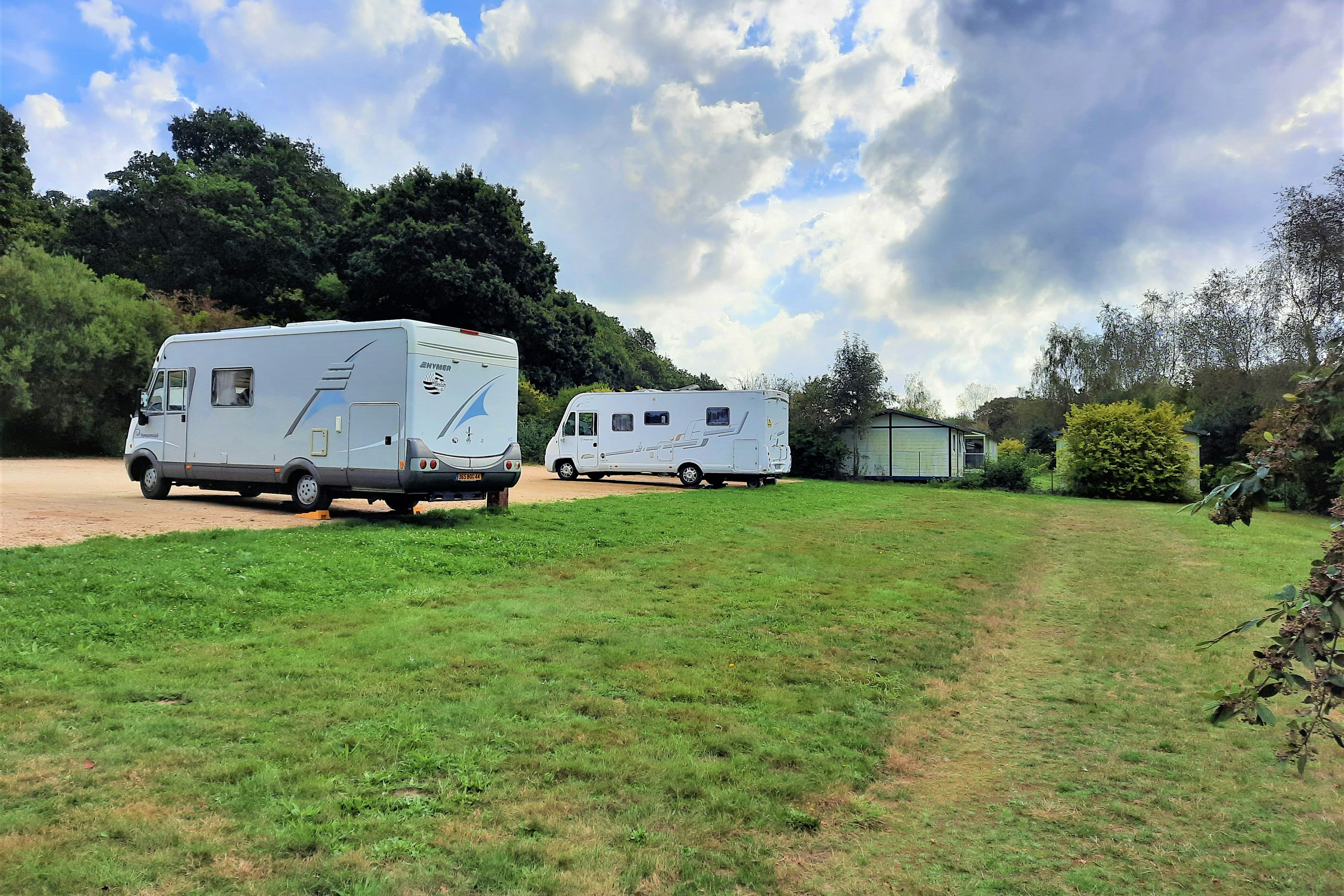 Camping des Deux Rives - Stellplätze im Grünen
