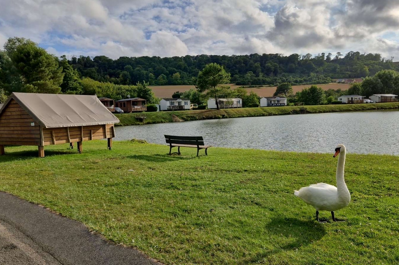 Flower Camping des 2 Rivières  Camping Des Deux Rivières - Blick auf den Campingplatz am See