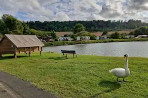 Flower Camping des 2 Rivières Camping Des Deux Rivières - Blick auf den Campingplatz am See