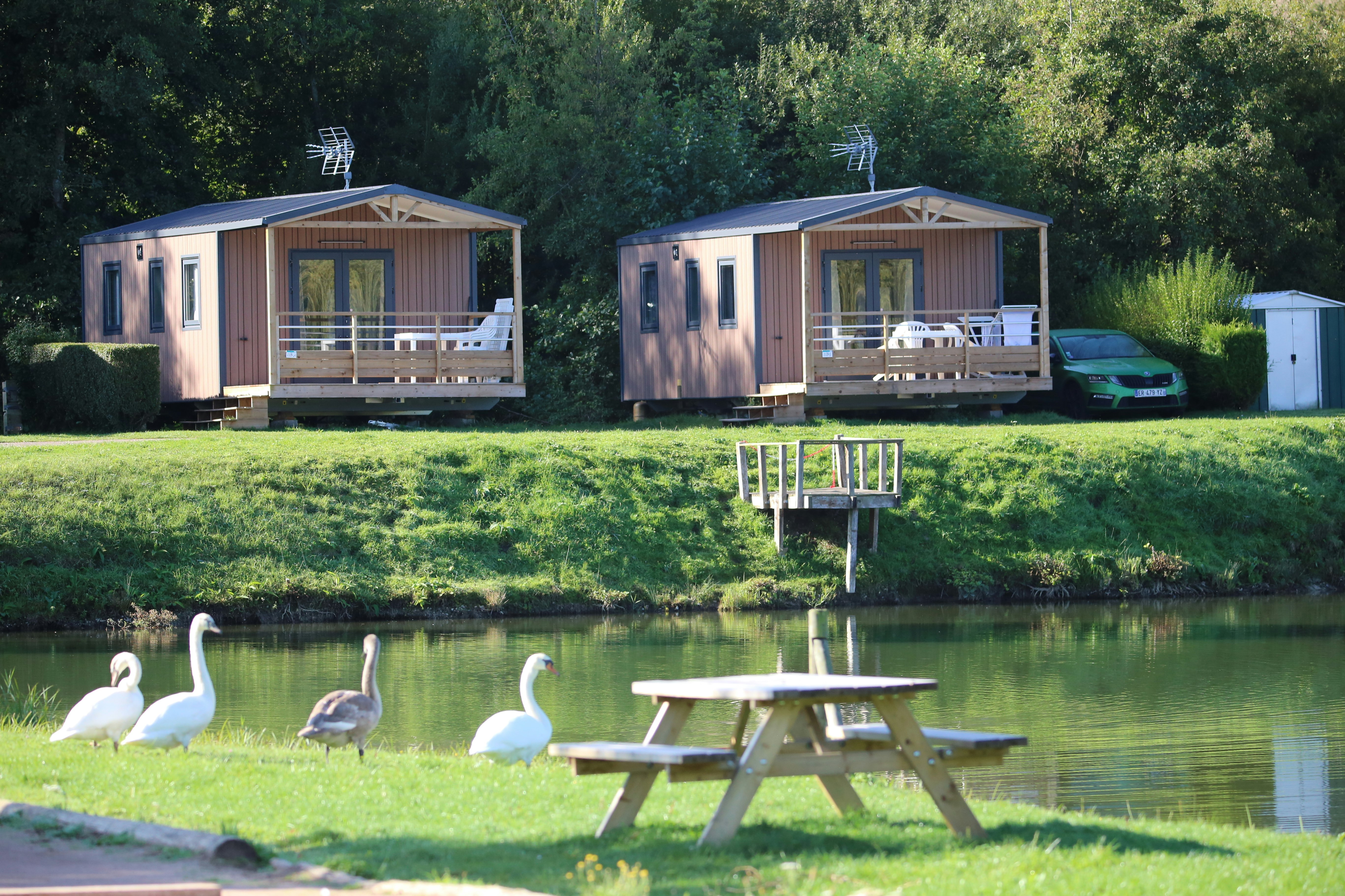 Flower Camping des 2 Rivières  Camping Des Deux Rivières - Mobilheime mit Blick auf den See