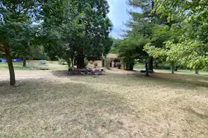 Camping des deux séquoias - Standplätze zwischen den Bäumen auf dem Campingplatz