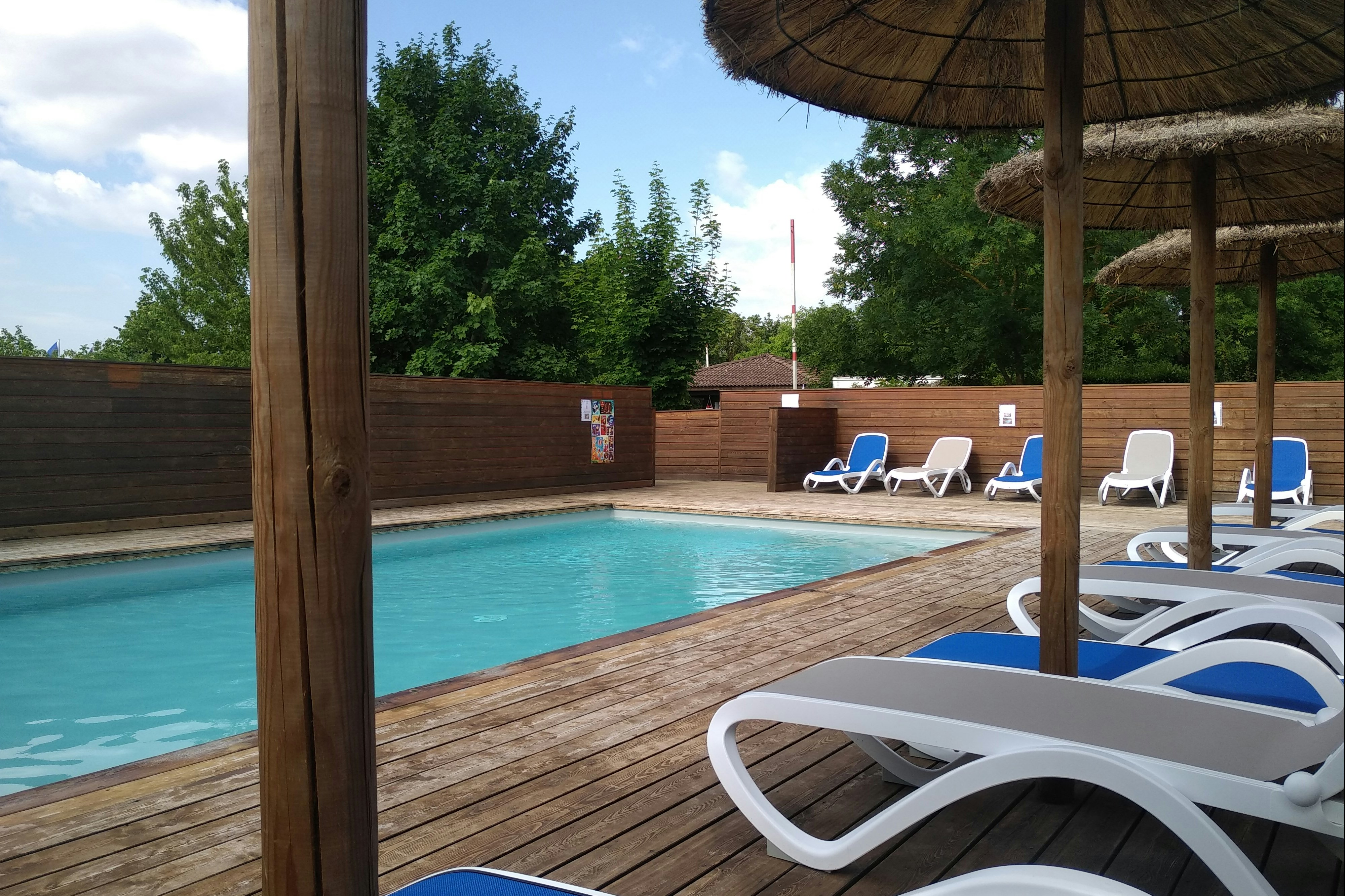 Camping Des Eydoches  - Pool im Freien mit Liegestühlen und Sonnenschirmen