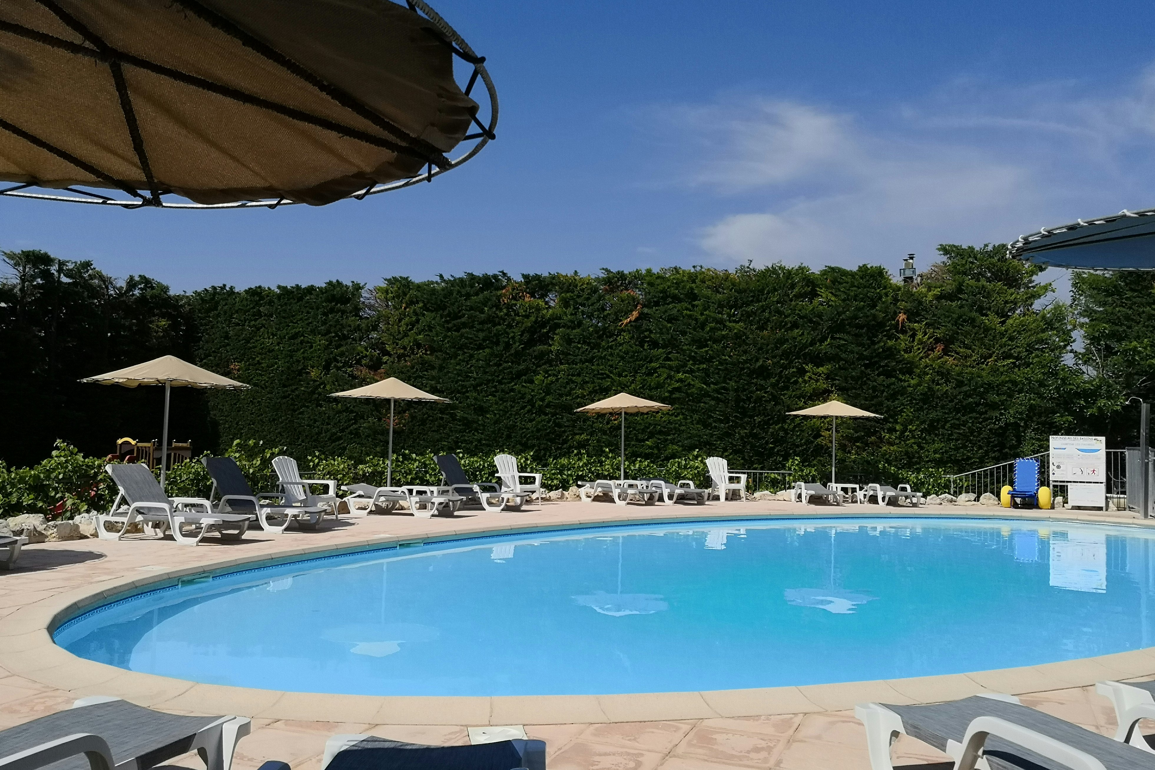 Camping Des Favards - Poollandschaft des Campingplatzes